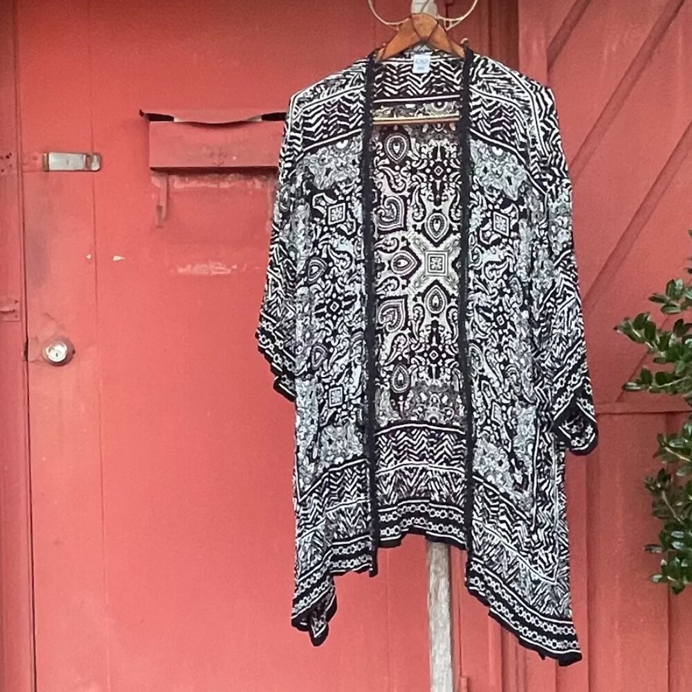 NWOT Women's XS/S Bila Black & White Boho Lightweight Flowy Kimono